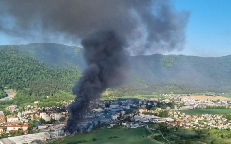 Theo lực lượng cứu hỏa, một bể chứa đã phát nổ song chưa rõ nguyên nhân. (Nguồn: reddit.com)