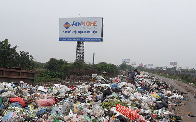 Việc quá tải về xử lý rác thải đang trở thành nỗi nhức nhối của Hà Nội.