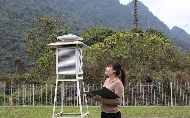 Quan trắc viên tại trạm Hồi Xuân, Thanh Hóa (Ảnh: KTTV).