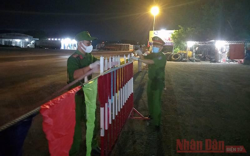 Phong tỏa quán cơm Yến Nam tại Hòa Kiến, thành phố Tuy Hòa nơi bà Y làm việc.