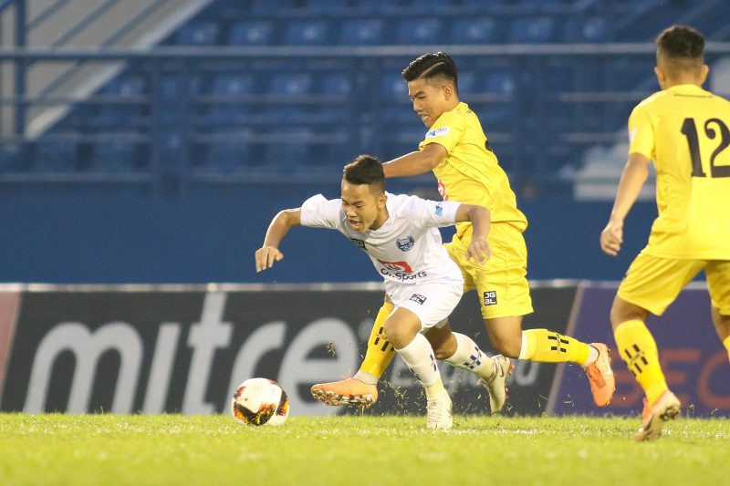 Các cầu thủ trẻ tranh bóng vô cùng quyết liệt. (Ảnh: VFF)