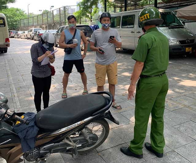 Lực lượng chức năng quận Ba Đình lập biên bản trường hợp đi ra đường khi không cần thiết.
