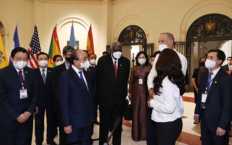 Chủ tịch Quốc hội Cộng hòa Cuba Esteban Lazo Hernández và các đại biểu đón Chủ tịch nước Nguyễn Xuân Phúc. 