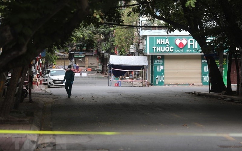 Khu vực chợ Ngô Sĩ Liên vắng vẻ khi có lệnh phong tỏa ngày 21/8. (Ảnh: TTXVN)