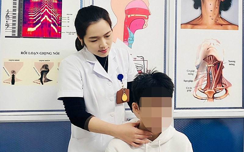 Bác sĩ hướng dẫn các bài tập luyện giọng cho bệnh nhân.