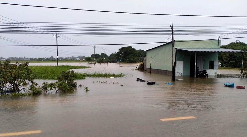 Nhiều nhà dân ở  phường Văn Hải, TP Phan Rang - Tháp Chàm bị ngập nghiêm trọng.