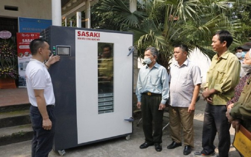 Các đại biểu tham quan máy sấy lạnh đa năng chuẩn bị cho việc sơ chế vải thiều xuất khẩu.