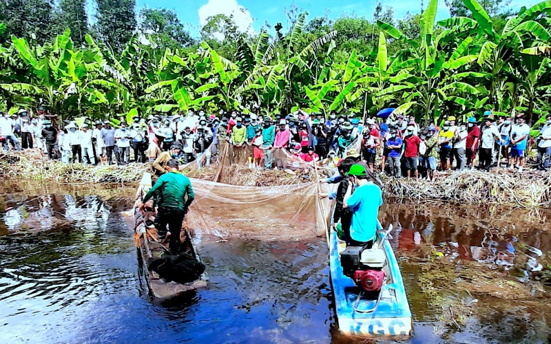 Các hoạt động trải nghiệm thực tế về chụp đìa thu hoạch cá đồng tại Vườn Quốc gia U Minh hạ trong ngày 1-5.