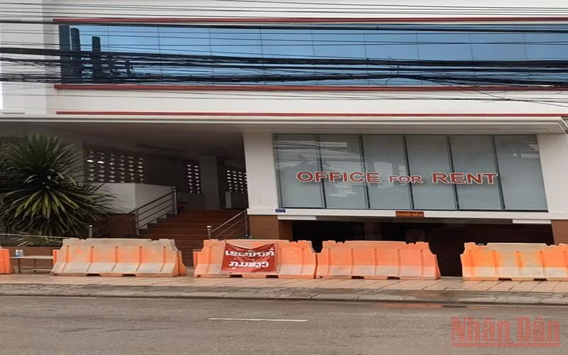 Một địa điểm bị phong tỏa nhằm hạn chế nguy cơ lây nhiễm Covid-19 tại thủ đô Vientaine. (Ảnh: XUÂN SƠN)