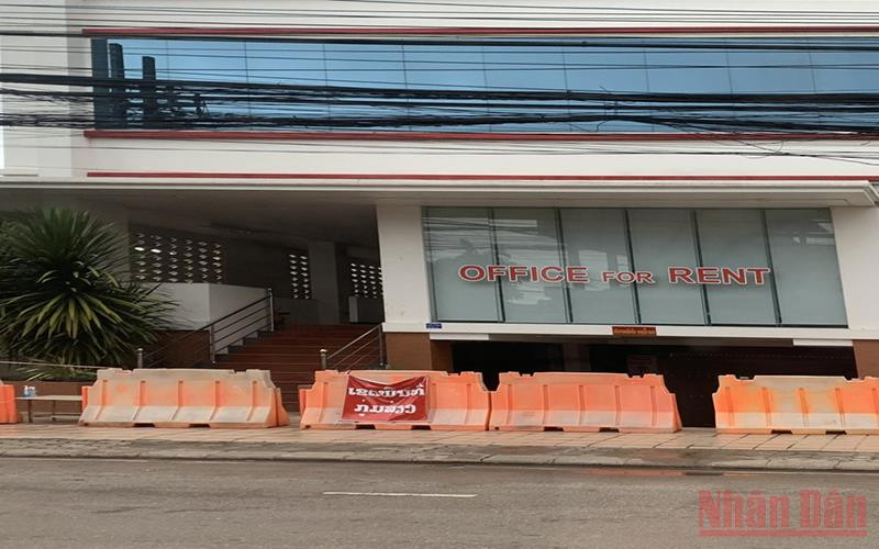 Một địa điểm bị phong tỏa nhằm hạn chế nguy cơ lây nhiễm Covid-19 tại thủ đô Vientaine. (Ảnh: XUÂN SƠN)