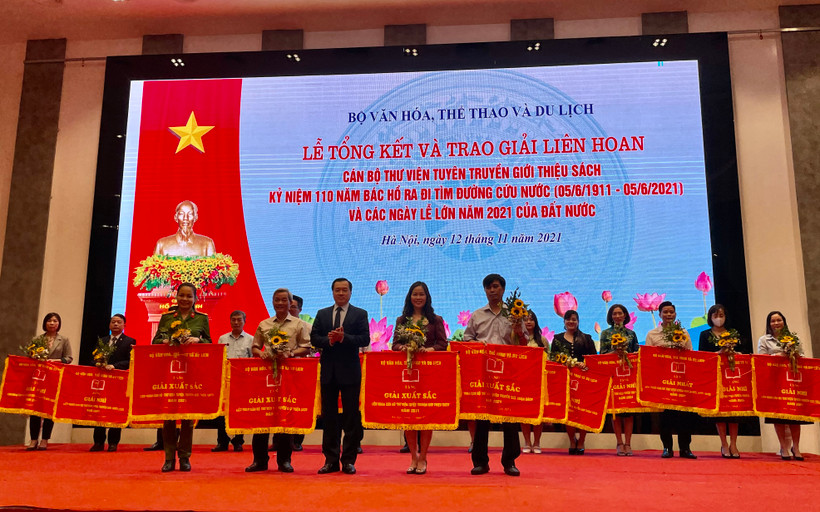 Trao giải tại Liên hoan cán bộ thư viện tuyên truyền giới thiệu sách kỷ niệm 110 năm Bác Hồ ra đi tìm đường cứu nước.