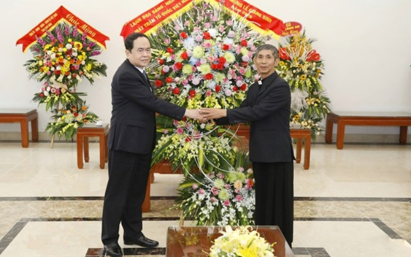 Chủ tịch Ủy ban T.Ư MTTQ Việt Nam Trần Thanh Mẫn tặng hoa và quà chúc mừng Tòa Giám mục Giáo phận Phát Diệm, huyện Kim Sơn, tỉnh Ninh Bình. (Ảnh: Mặt trận Tổ quốc Việt Nam)