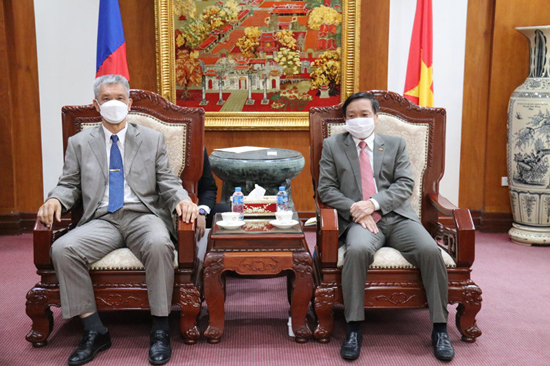 Đồng chí Anouphab Tounalom (trái) nhấn mạnh món quà là tấm lòng, tình cảm chân thành của Đảng bộ, chính quyền, nhân dân Thủ đô Vientiane, chiều 25-6.