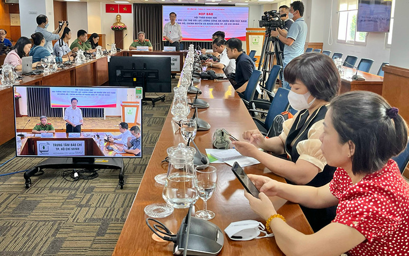 Quang cảnh buổi họp báo cung cấp thông tin về Hội thảo khoa học “Đại tướng Mai Chí Thọ với lực lượng Công an nhân dân Việt Nam và Đảng bộ, chính quyền và Nhân dân Thành phố Hồ Chí Minh”.