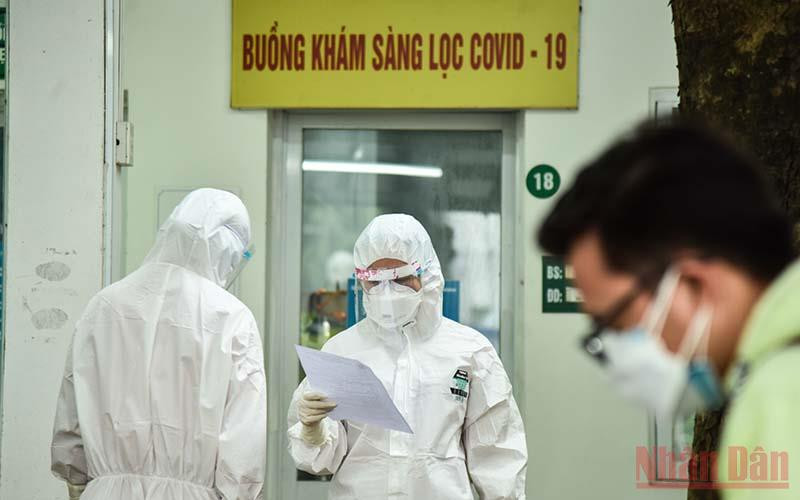 Có ngày tại Bệnh viện Thanh Nhàn ghi nhận 20 ca tự test nhanh dương tính đến nhập viện. (Ảnh: THÀNH ĐẠT)