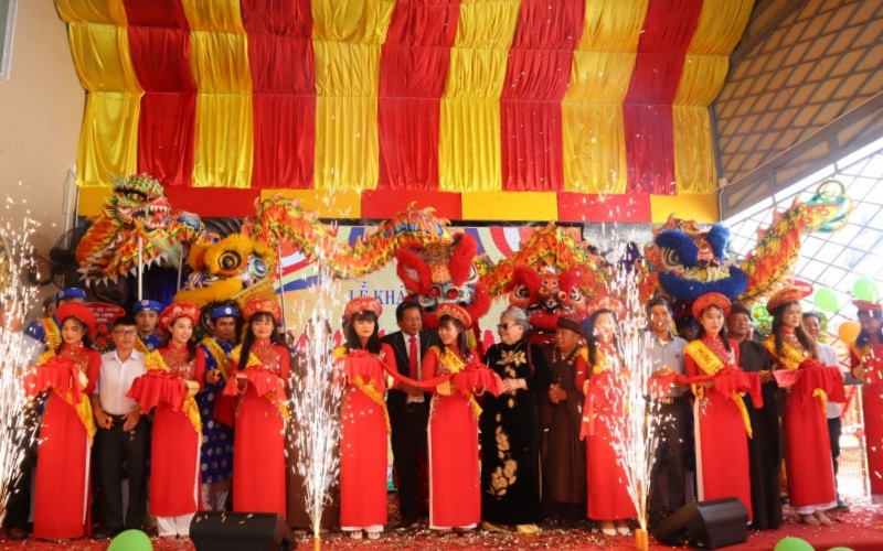 Các mạnh thường quân cắt băng khánh thành Mái ấm nhân ái.