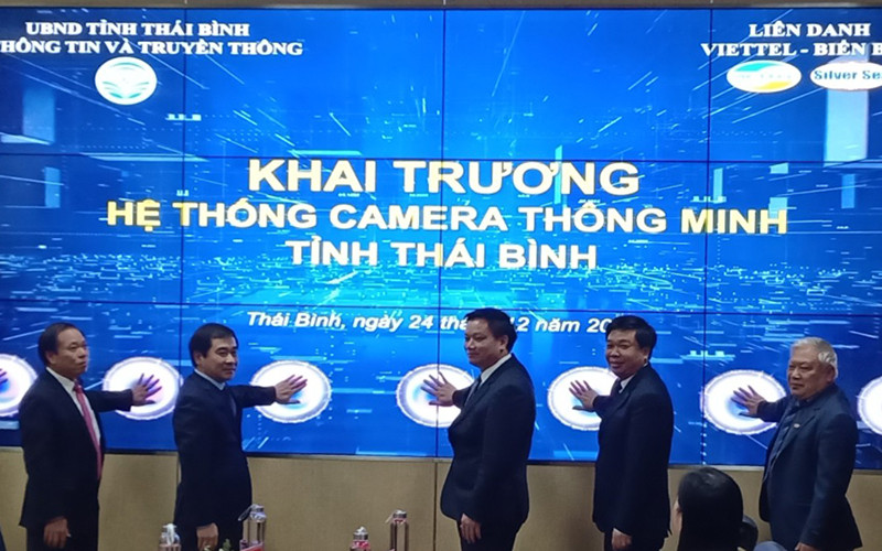 Các đại biểu ấn nút khai trương hệ thống camera thông minh.