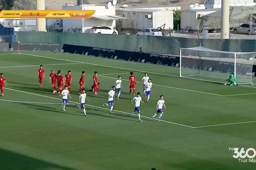 Đội tuyển U23 Việt Nam nhận bàn thua ở phút 58 sau pha dàn xếp đá phạt của U23 Uzbekistan. (Ảnh: 360TV)