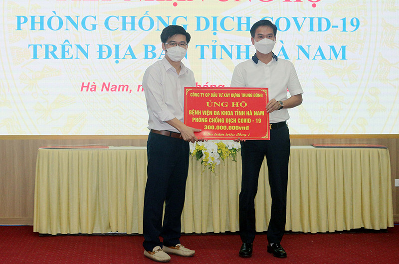 Các doanh nghiệp ủng hộ 3,3 tỷ đồng hỗ trợ tỉnh Hà Nam phòng, chống dịch Covid-19