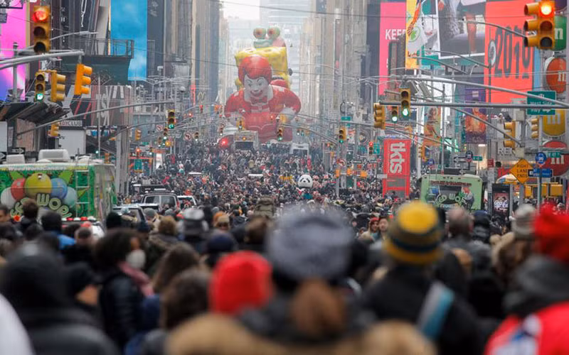 Đông đảo người dân hòa vào không khí náo nhiệt của lễ diễu hành sau 1 năm gián đoạn do Covid-19. (Ảnh: Reuters)