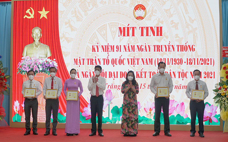 Trao kỷ niệm chương “Vì sự nghiệp Đại đoàn kết” cho các cá nhân.