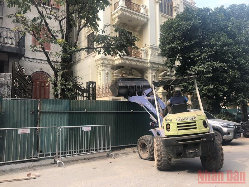 Công trình biệt thự số 9, khu biệt thự 5,2ha Yên Hòa, Cầu Giấy, thành phố Hà Nội ngang nhiên phá rào, bất chấp quyết định dừng thi công của cơ quan chức năng.