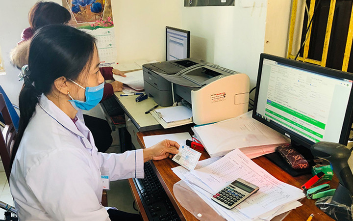 Cán bộ Trạm y tế xã Đức Long, huyện Nho Quan, tỉnh Ninh Bình (Ảnh minh họa: Quang Minh)