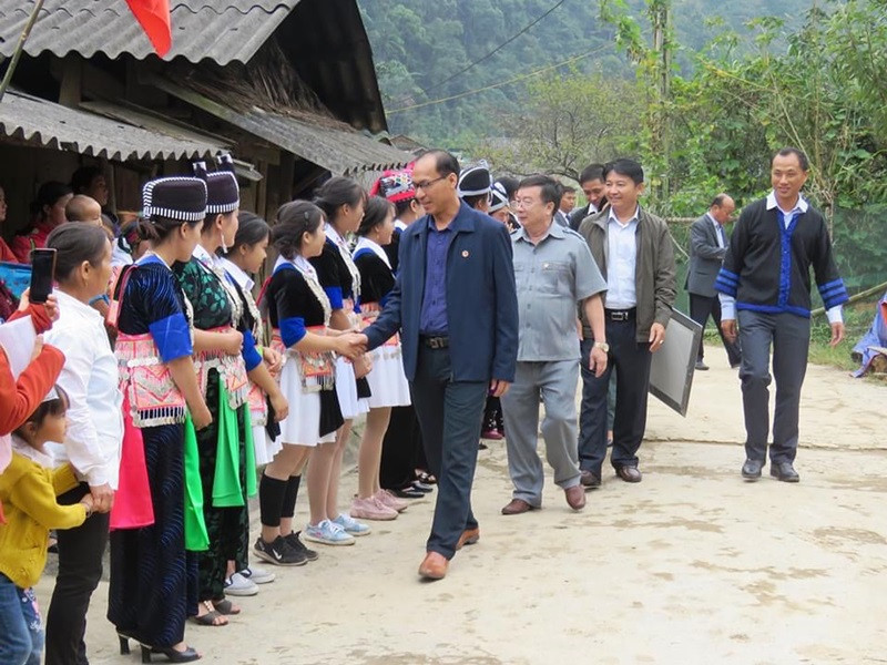 Lãnh đạo huyện tham dự Ngày hội Đại đoàn kết ở xã Mường Lống.