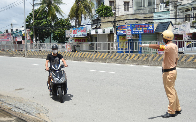 Công an TP Biên Hòa, tỉnh Đồng Nai kiểm tra người đi đường trên Quốc lộ 1K.