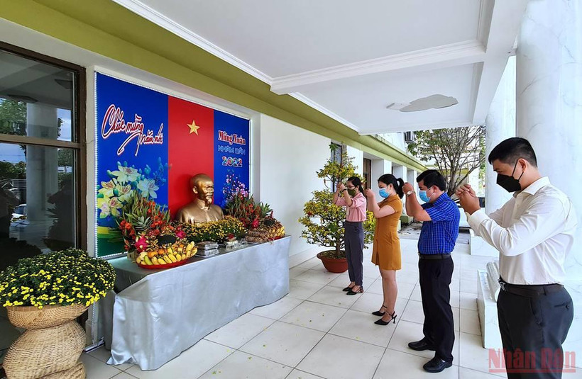 Cán bộ TP Cà Mau thắp hương bàn thờ Bác Hồ tại nơi làm việc vào sáng mùng 2 Tết Nhâm Dần. 