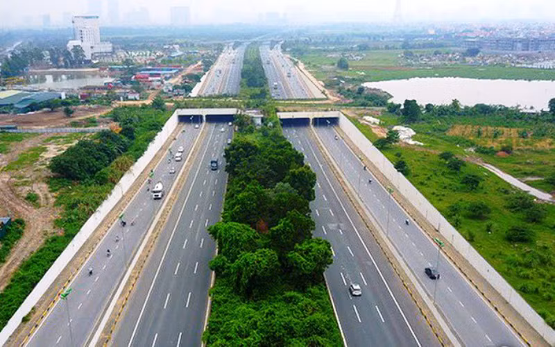 Đại lộ Thăng Long, tuyến đường quan trọng kết nối trung tâm Hà Nội với các đô thị vệ tinh.