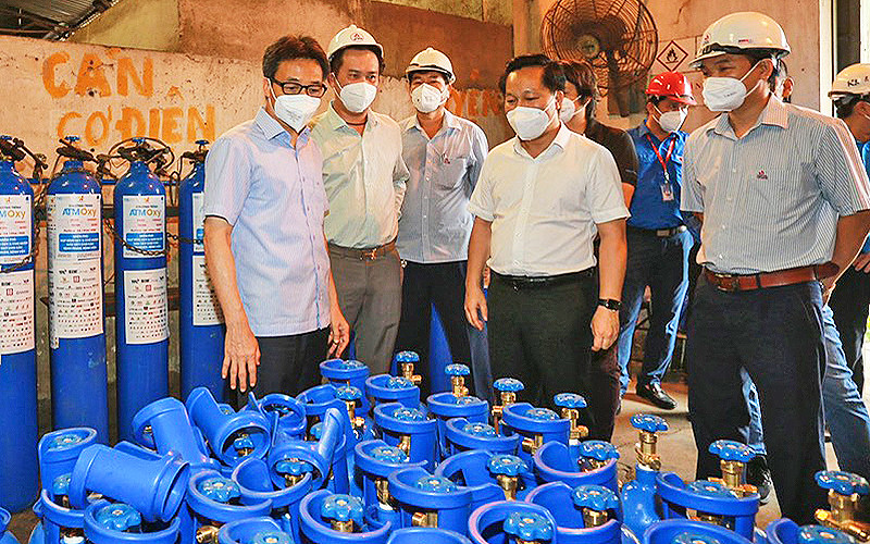 Phó Thủ tướng Vũ Đức Đam và đại diện các ban, sở ngành, đơn vị tham quan Trạm bơm oxy y tế tại nhà máy thép Thủ Đức.
