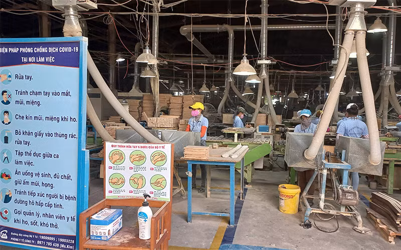 Các doanh nghiệp tại Khu kinh tế Dung Quất (Quảng Ngãi) vừa phòng, chống dịch vừa duy trì hoạt động sản xuất kinh doanh.