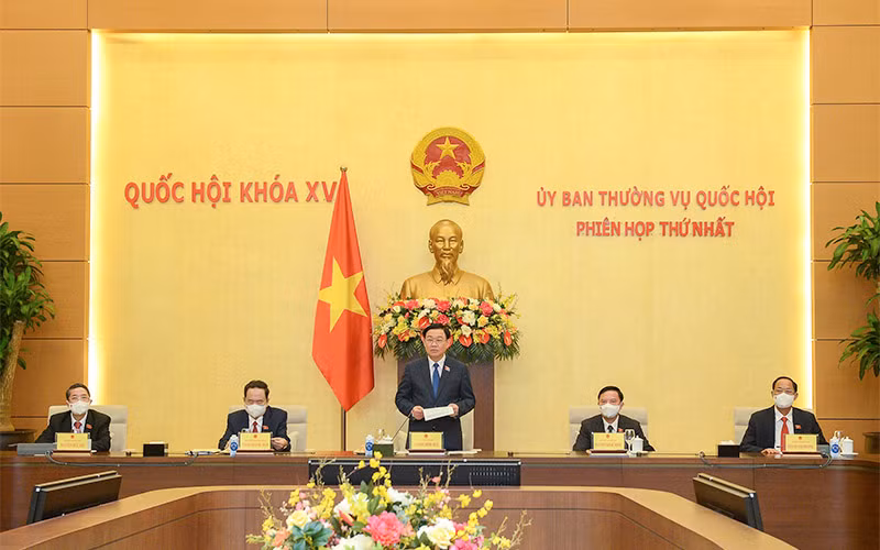 Chủ tịch Quốc hội Vương Đình Huệ phát biểu tại Phiên họp thứ Nhất của Uỷ ban Thường vụ Quốc hội khoá XV. (Ảnh: Cổng Thông tin Quốc hội)