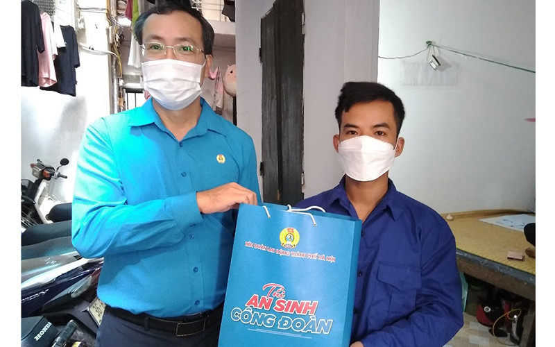 Công đoàn Tổng công ty Vận tải Hà Nội tặng quà cho người lao động có hoàn cảnh khó khăn.