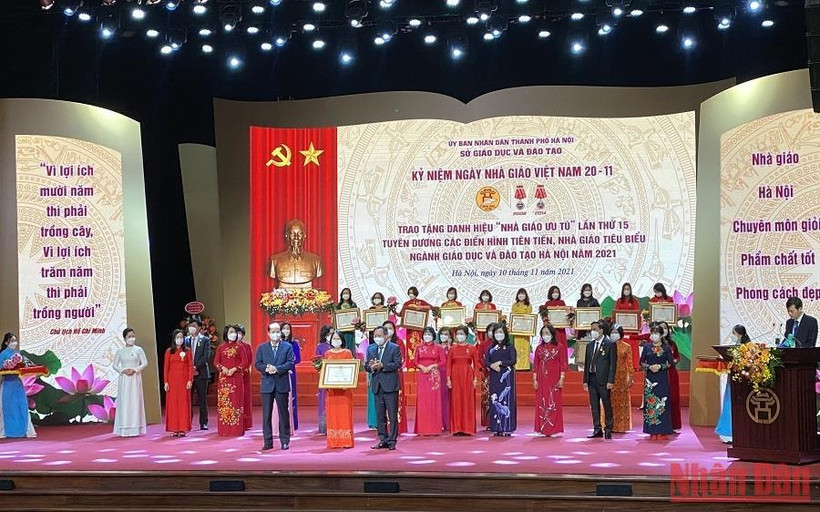 Hà Nội tuyên dương, khen thưởng các giáo viên tiêu biểu năm 2021. Ảnh: QUỲNH NGUYỄN