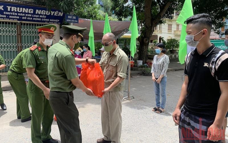 Hỗ trợ người dân bị ảnh hưởng của dịch Covid-19.