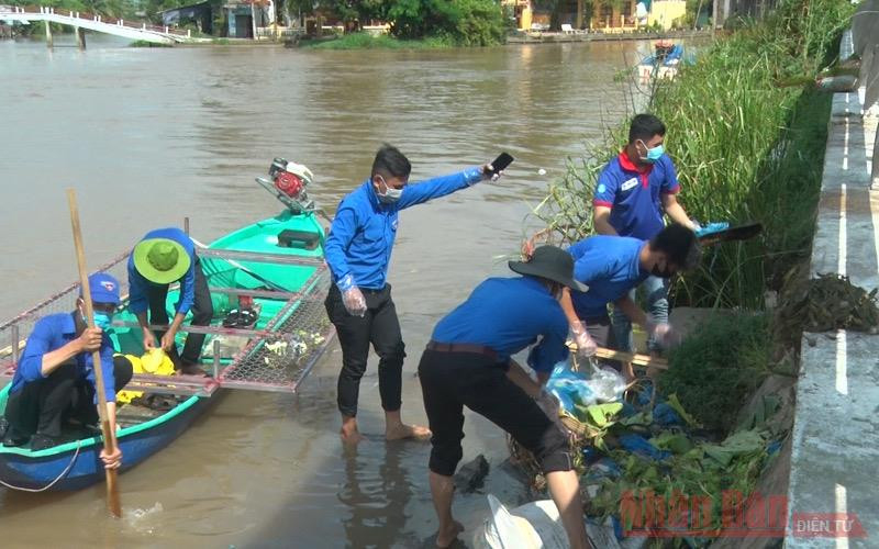 Các đoàn viên, thanh niên thể hiện tính tiên phong, không ngại khó