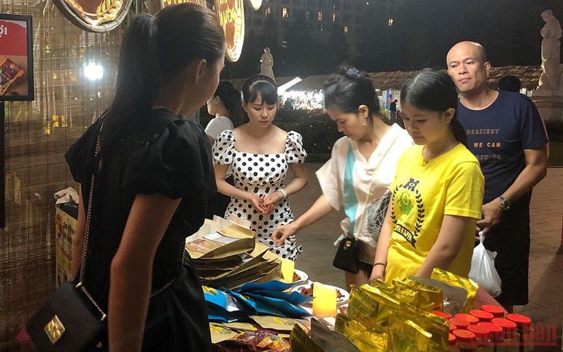 Giới thiệu đặc sản địa phương tại một hội chợ. (Ảnh minh họa)