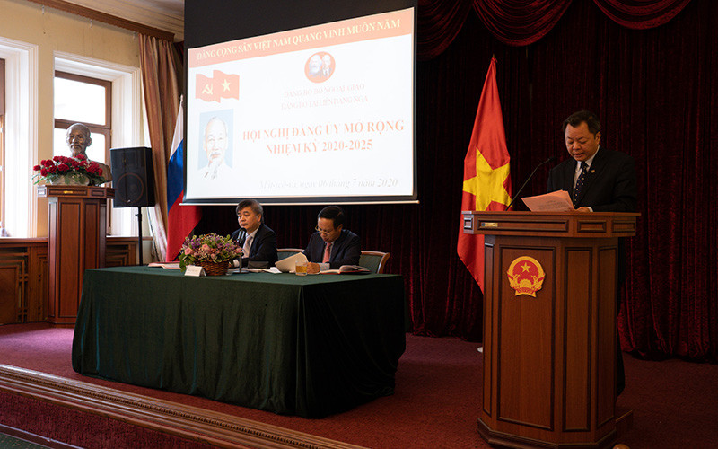 Đại biểu đọc tham luận tại Hội nghị Đảng uỷ mở rộng.