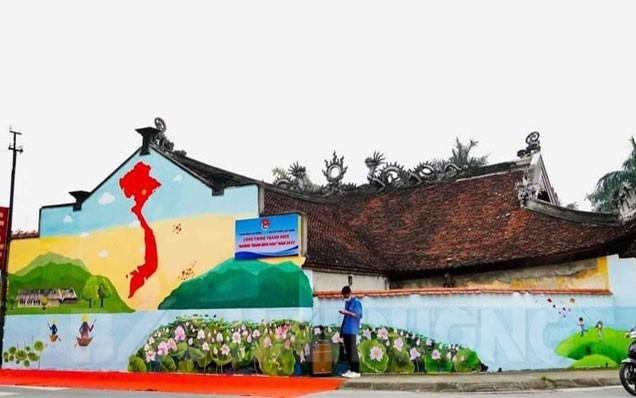 Di tích Đình Tự Đông khi mới vẽ tranh tường lên. (Ảnh: Báo Hải Dương)