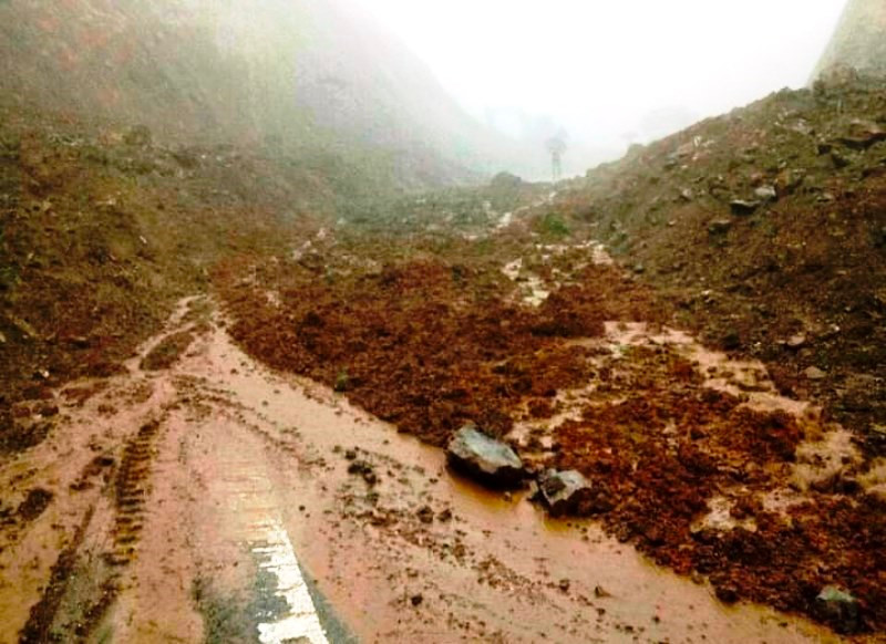 Điểm sạt lở tại Km42+980 đường tỉnh 129, Sìn Hồ, Lai Châu.