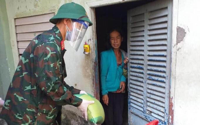 Bộ đội phát lương thực cho người dân ở khu phố 3, phường 10, quận 8 (TP Hồ Chí Minh).