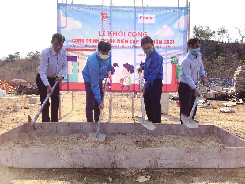 Khởi công xây dựng điểm trường.