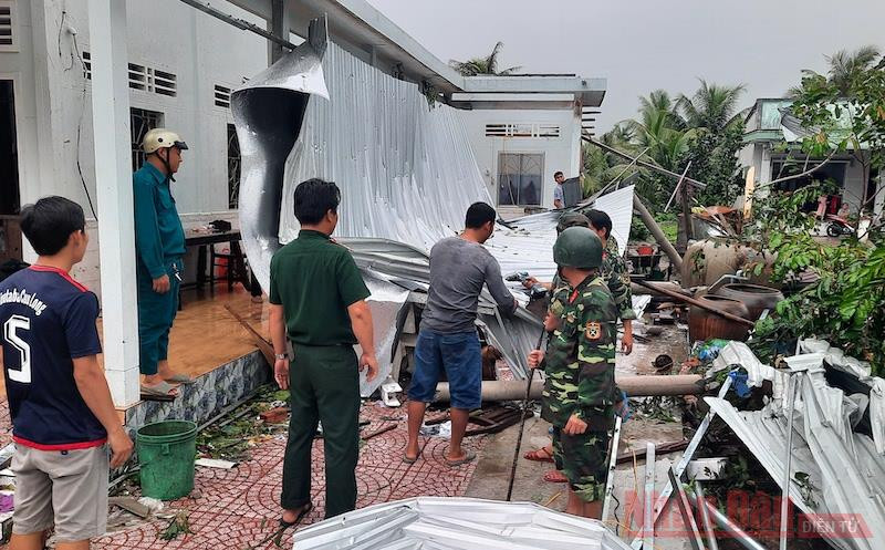 Lực lượng quân đội hỗ trợ bà con khắc phục nhà cửa bị sập. 