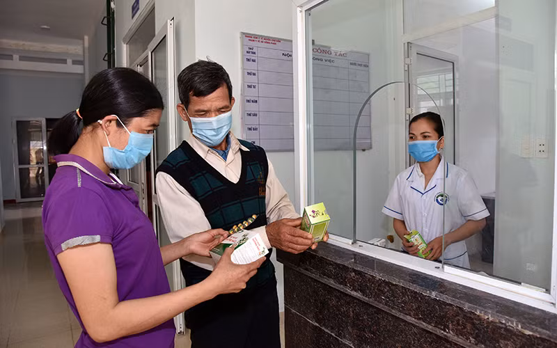 Y tế cơ sở là một trong các trọng tâm hỗ trợ của Chương trình phục hồi kinh tế-xã hội. Trong ảnh: Y sĩ, bác sĩ Trạm Y tế xã Bằng Phúc, huyện Chợ Ðồn (Bắc Kạn) cấp phát thuốc chữa bệnh cho người dân địa phương. Ảnh: TRẦN HẢI 