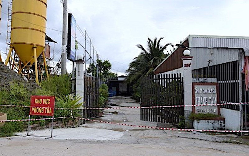 Khu vực Công ty TNHH MTV dịch vụ thủy sản Thành Tâm bị phong tỏa vì liên quan vụ án làm lây lan dịch bệnh. (Ảnh: Công an Cà Mau)