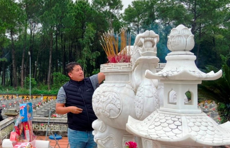 Ông Chu Lê Tâm, Phó Tổng Giám đốc Tập đoàn TNG Holdings Vietnam thắp hương, viếng hương hồn các liệt sĩ.