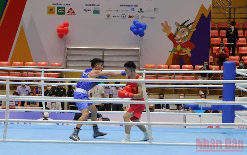 Vận động viên Nguyễn Thành Đạt (đỏ) của đội Việt Nam thi đấu với đối thủ.