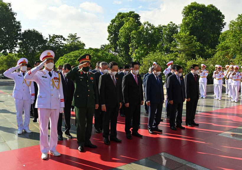 Các đồng chí lãnh đạo Đảng, Nhà nước tưởng niệm các Anh hùng liệt sĩ.